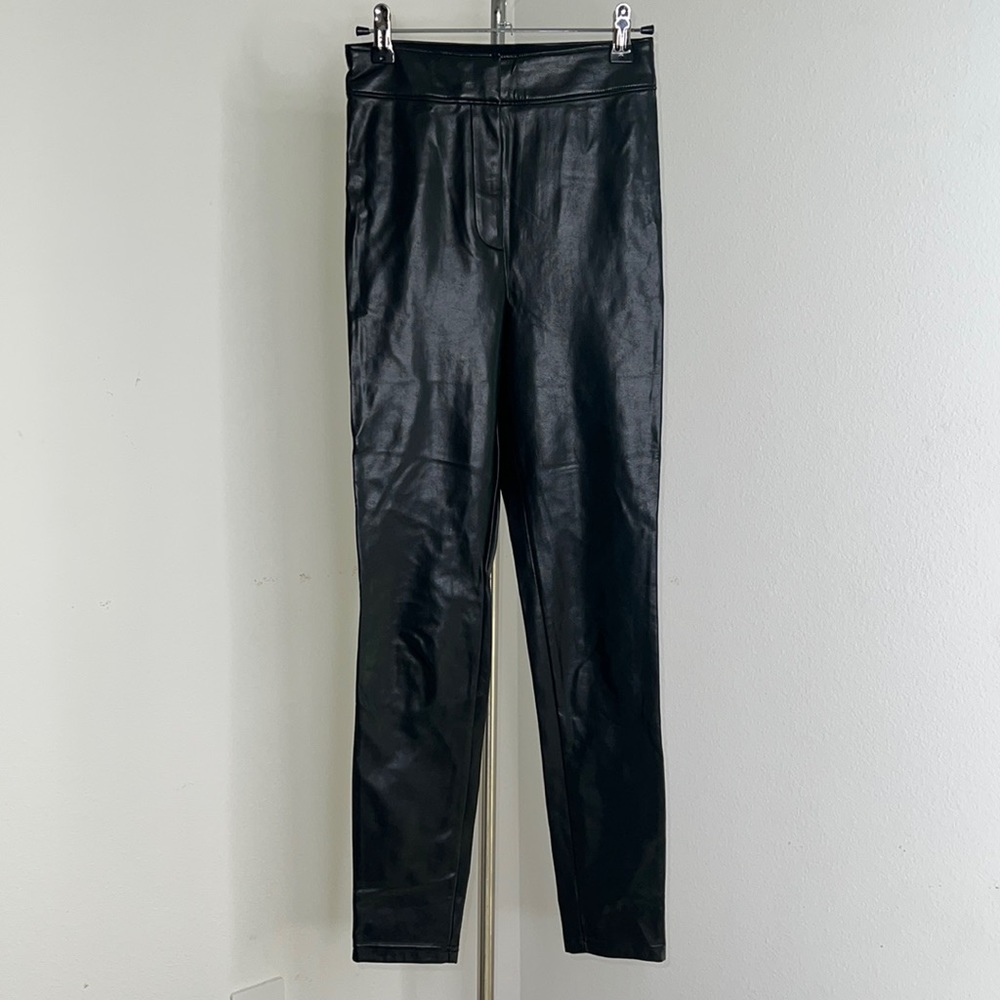 🔹 Aritzia Babaton Vegan Leather Pants